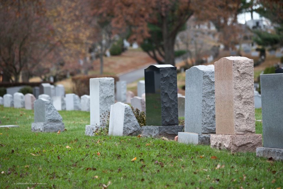 Naturstein-Grabmale auf Friedhof