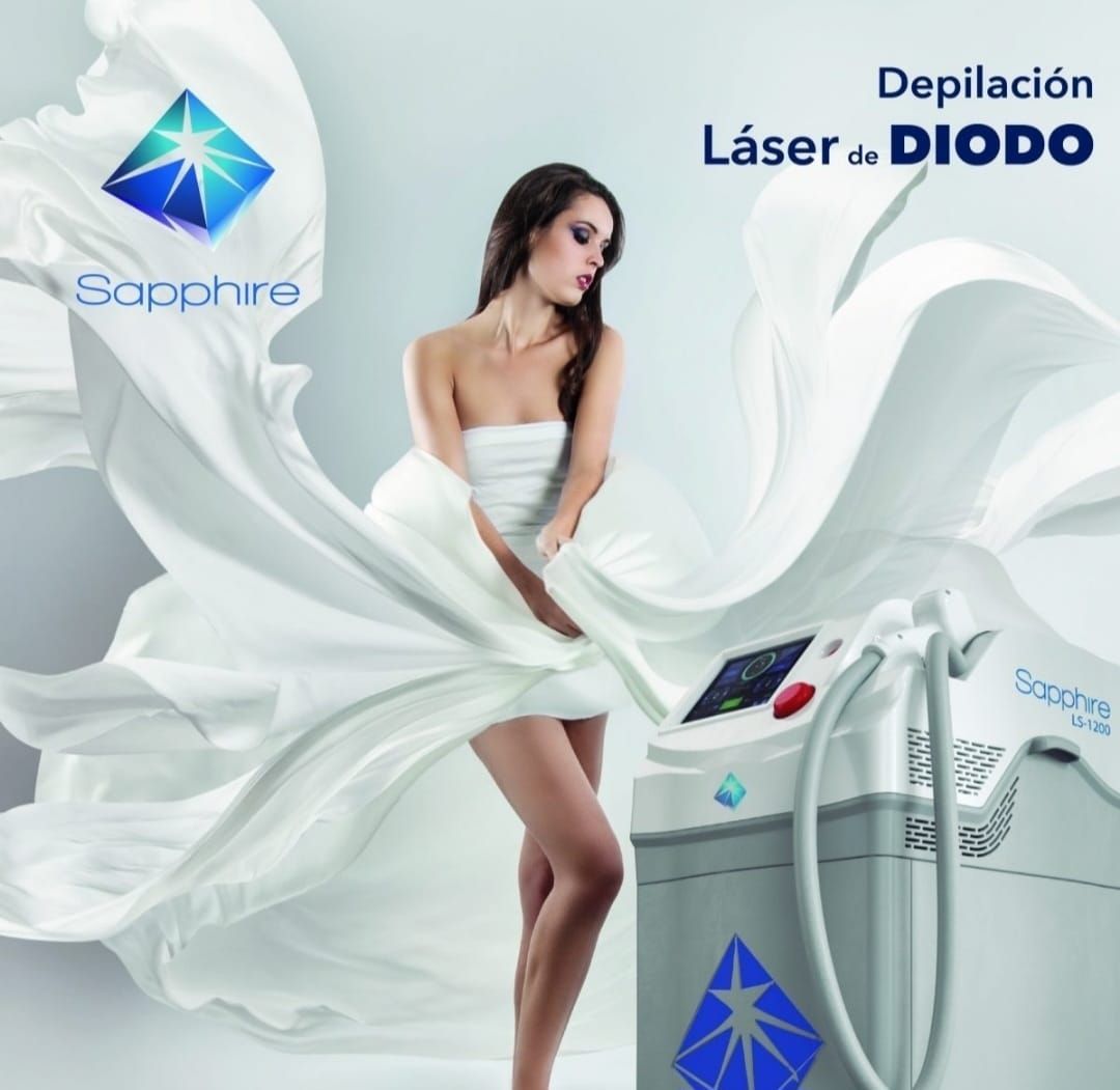 Una mujer está parada frente a una máquina que dice depilación láser de diodo.