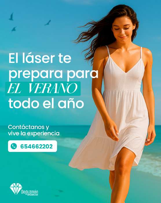 Una mujer con un vestido blanco camina por la playa.