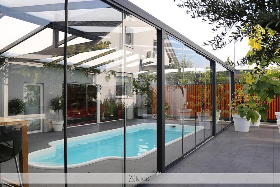 Glasschiebetür um Poolhaus