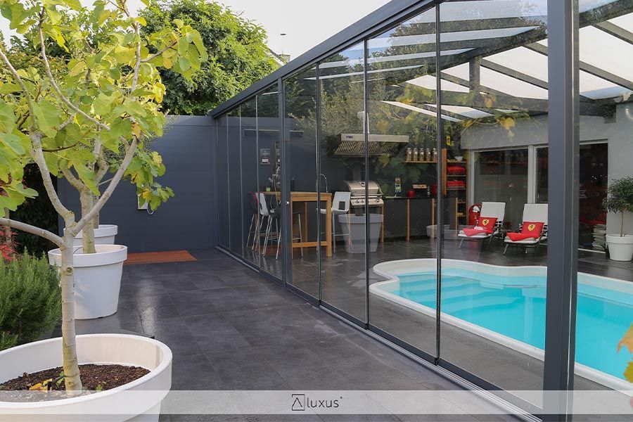 Glasschiebetüranlage rund um ein Poolhaus
