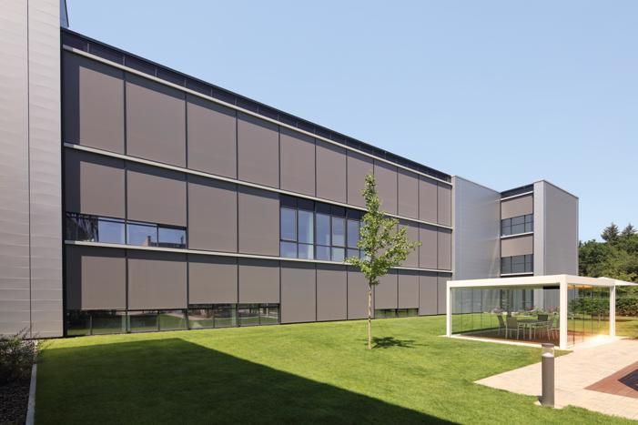 Motorbetriebener Sonnenschutz an einem Bürogebäude