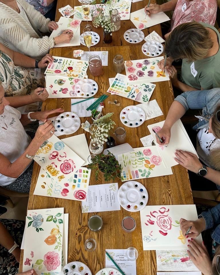 Tasses en céramique peintes à motifs floraux et fruités disposées sur une étagère.