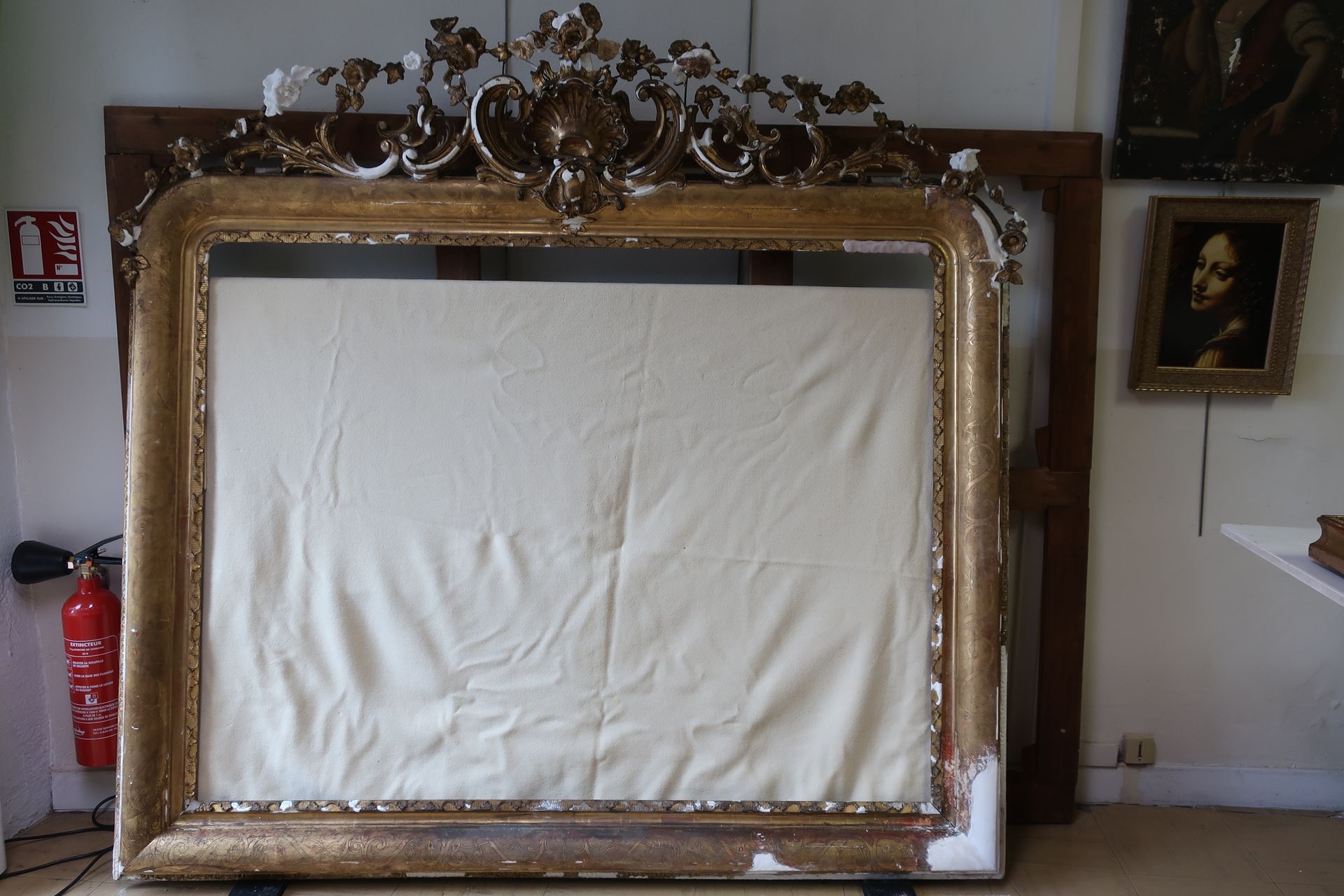 Grand cadre doré avant restauration