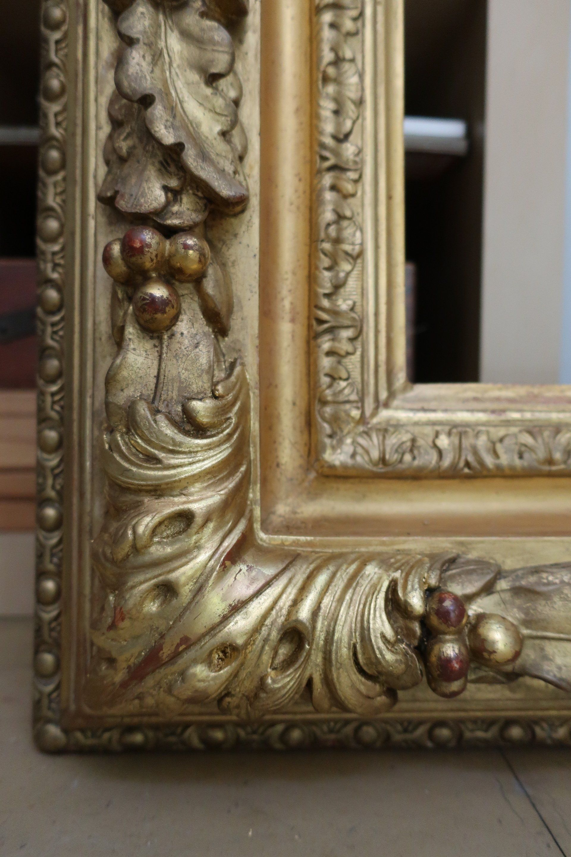 Restauration de cadre ancien en bois doré après
