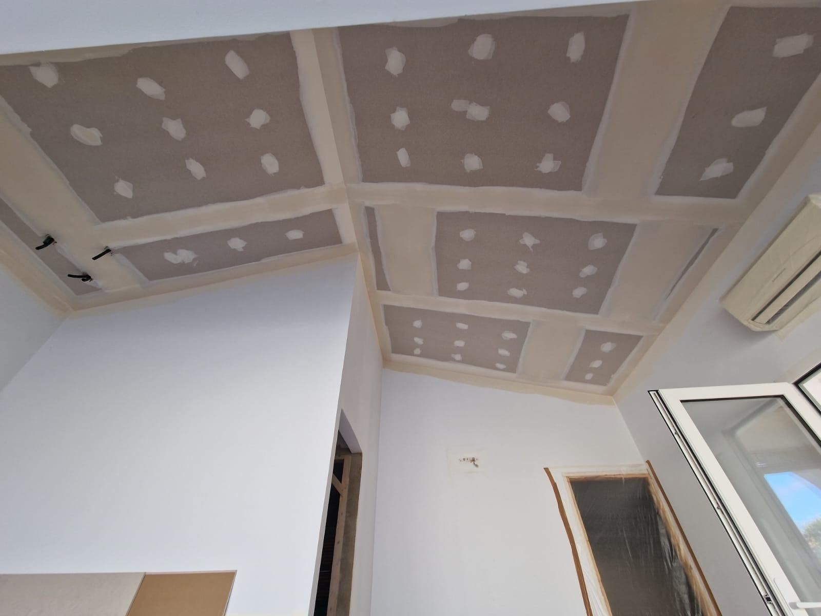 Un techo en construcción, con varios paneles de pladur con juntas selladas con cinta y masilla