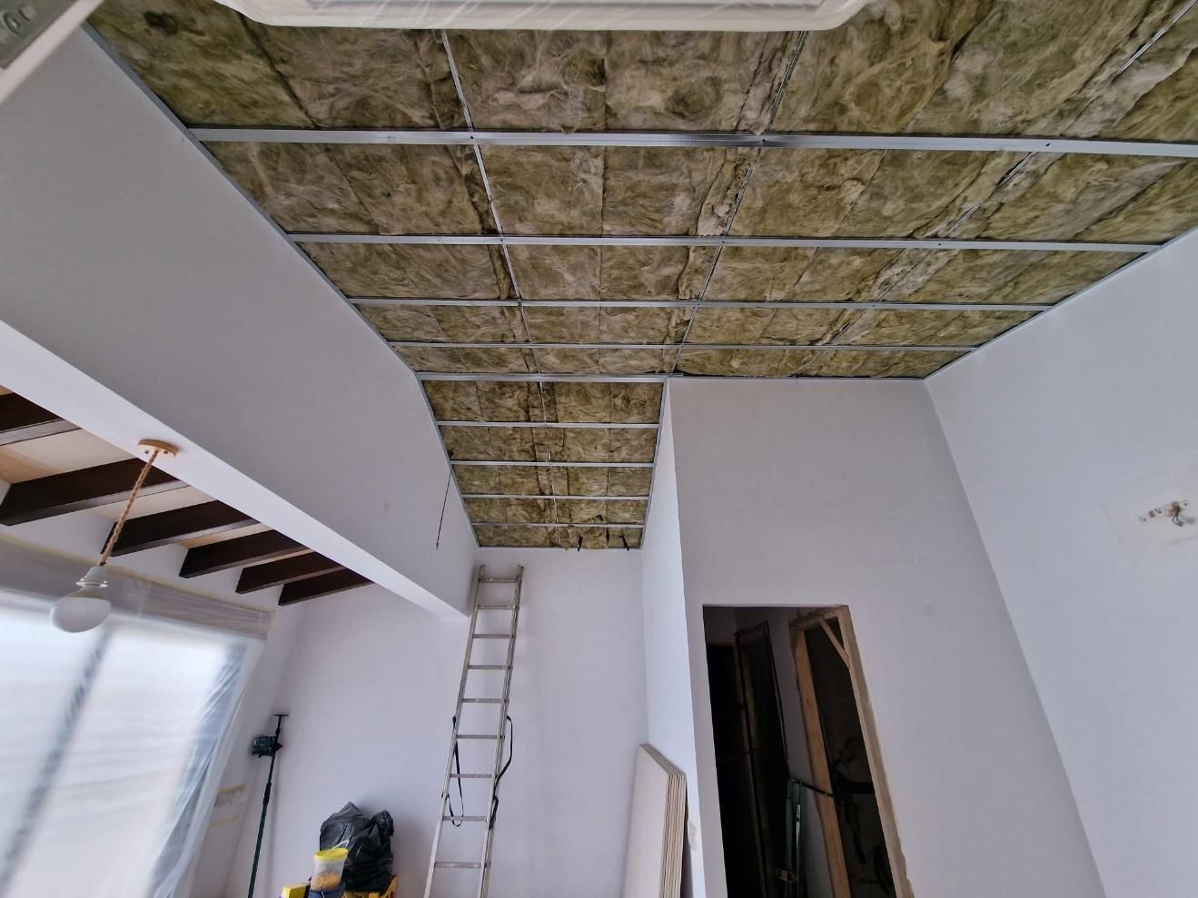 Una habitación interior en construcción con vigas metálicas en el techo