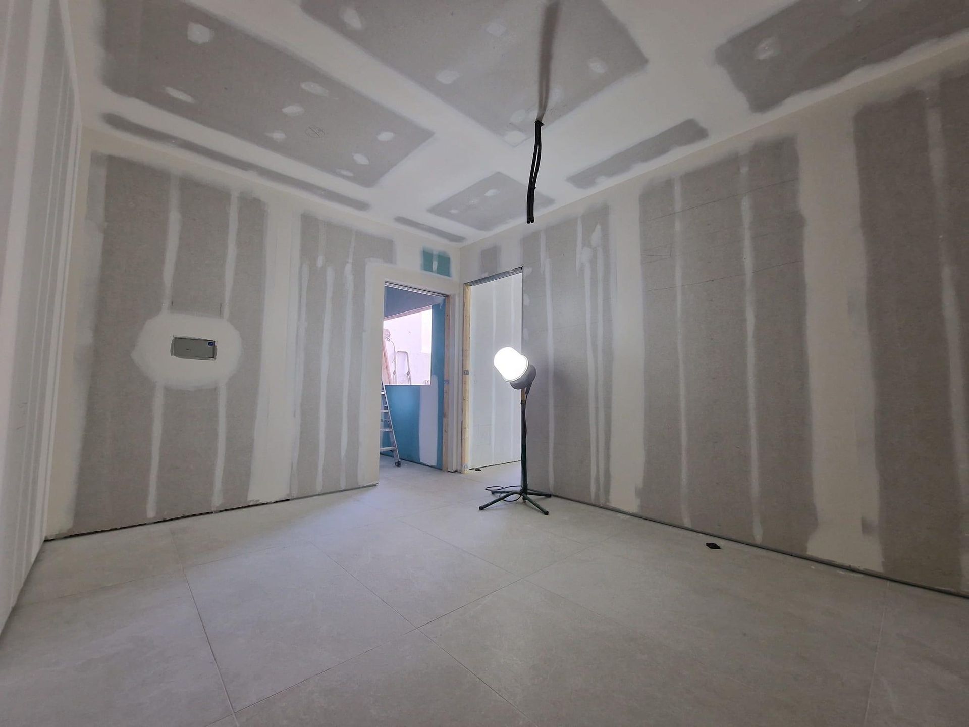 Una habitación interior en construcción con paneles de yeso al descubierto