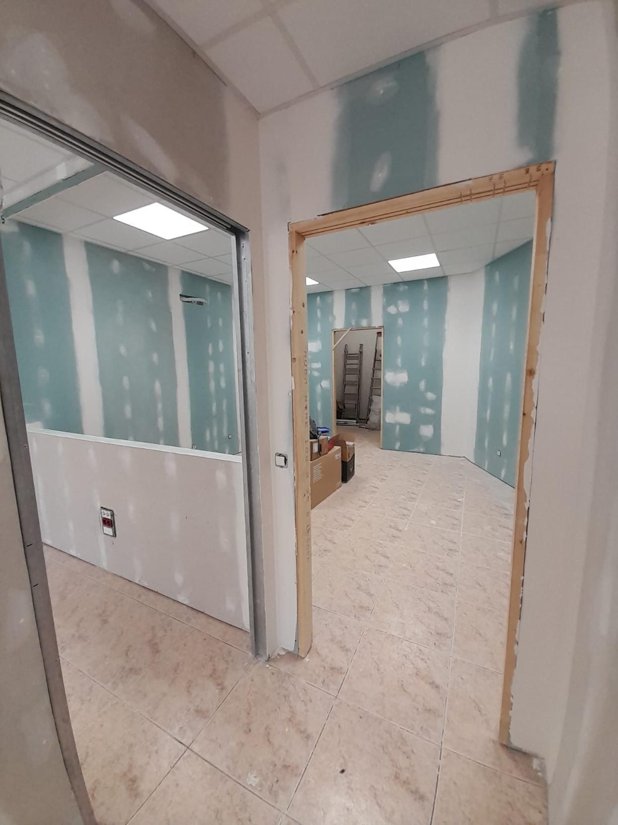 Imagen del interior de una obra donde se aprecia una puerta que da acceso a una habitación con paredes de pladur