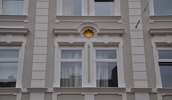 Altbau Gebäude mit Vertäfelung und Verzierungen von außen