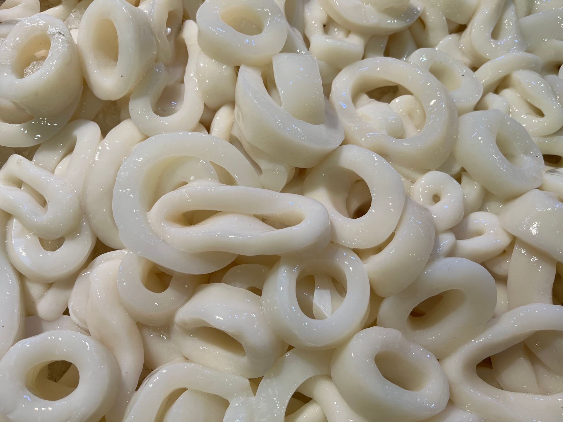 Una pila de anillos de calamar están colocados uno encima del otro sobre una mesa.