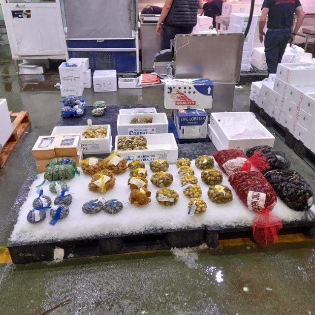 Hay varias cajas de comida sobre una mesa, incluida una que dice 