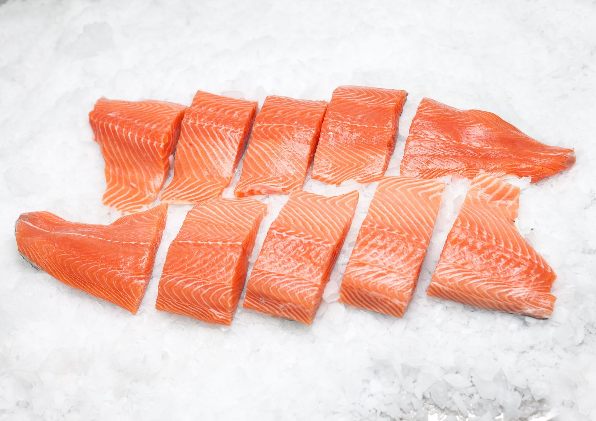 Un trozo de salmón está sobre el hielo.