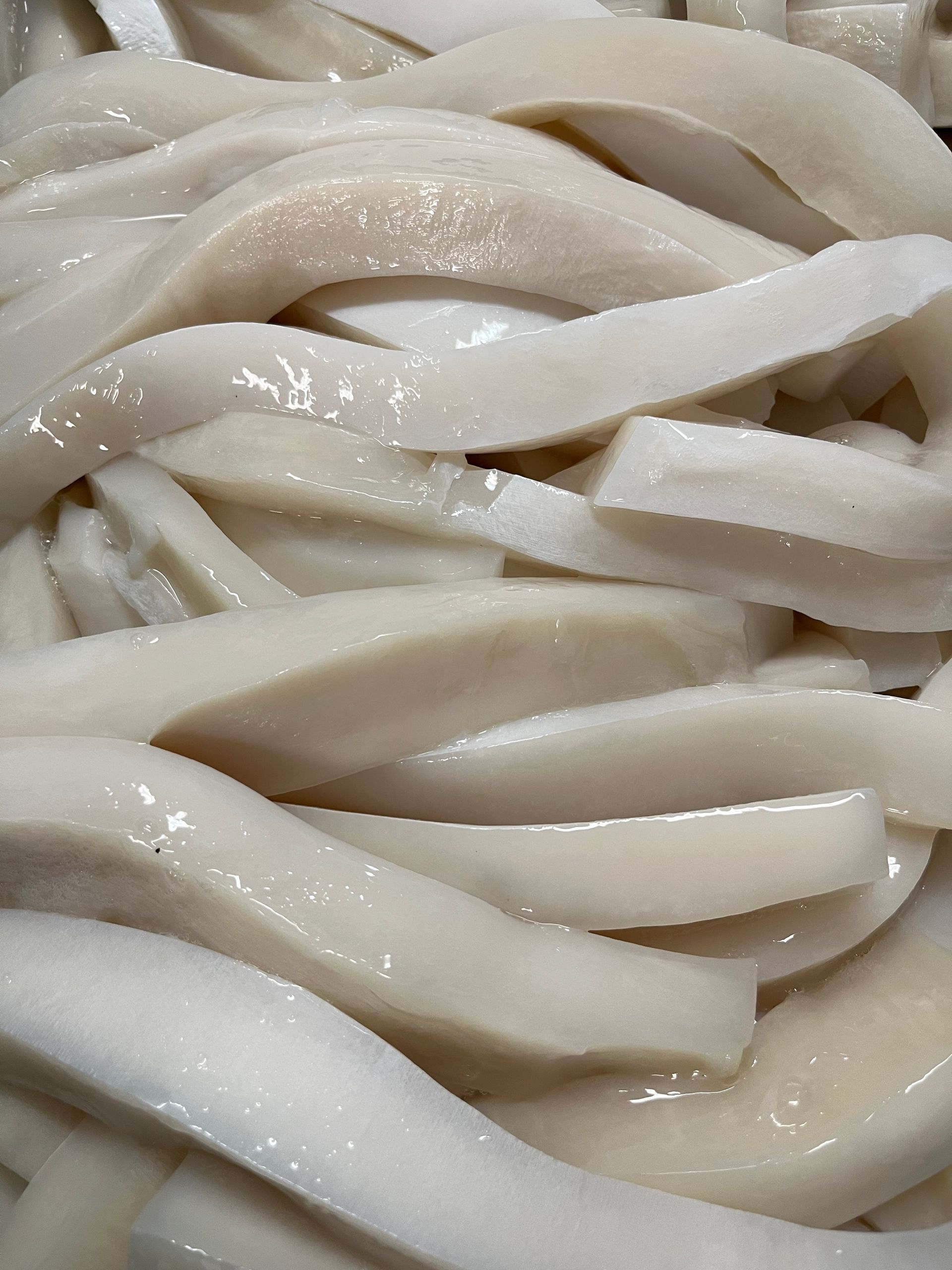 Un primer plano de una pila de fideos blancos