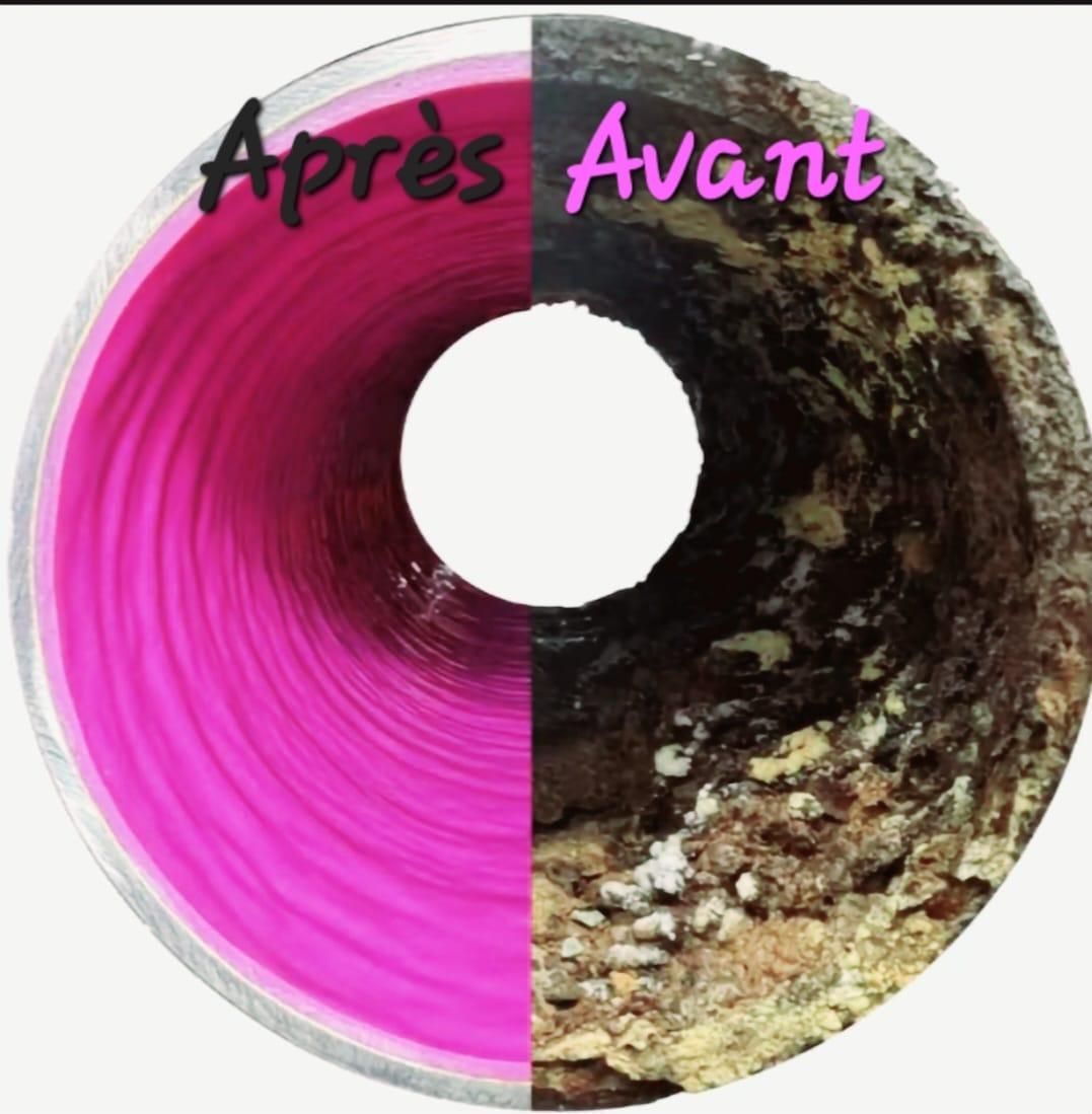 Image moitié-moitié : tuyau rose et propre  contre tuyau incrusté et sale.