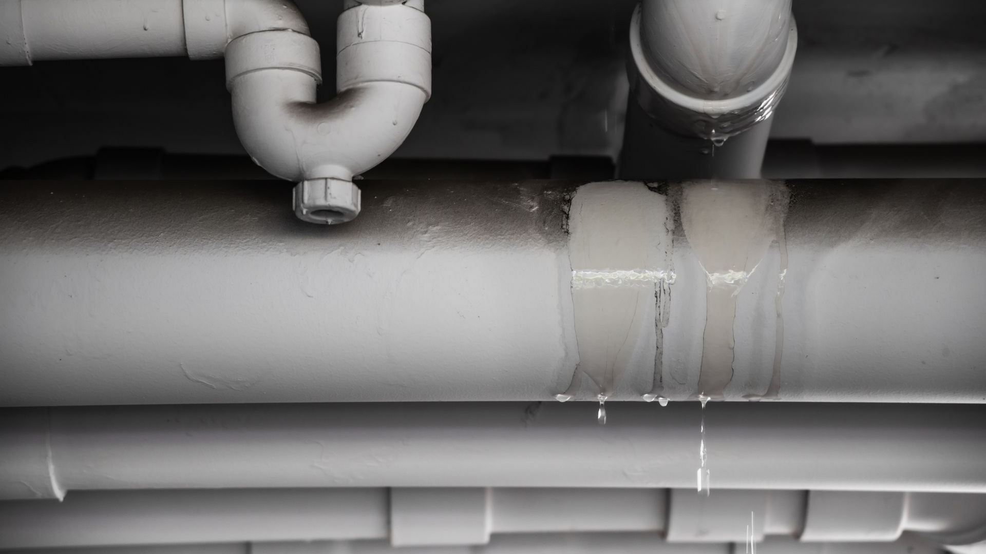 Canalisation grise fuyante