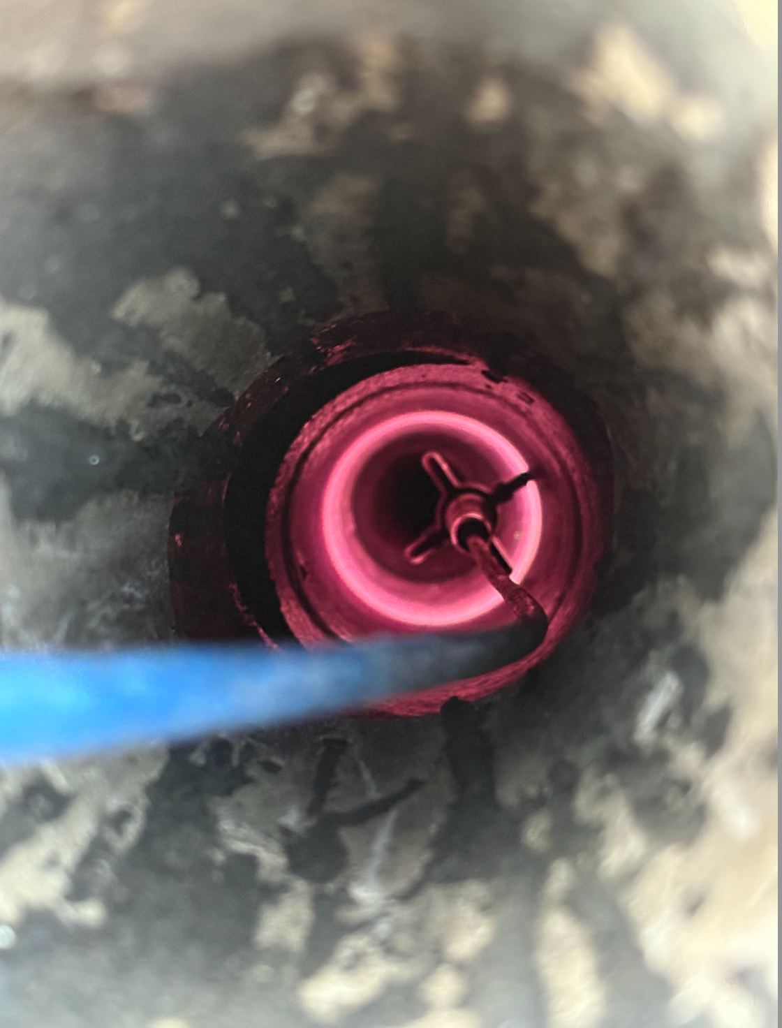 Composant incandescent à l'intérieur d'un boîtier cylindrique sombre ; un outil y est inséré.