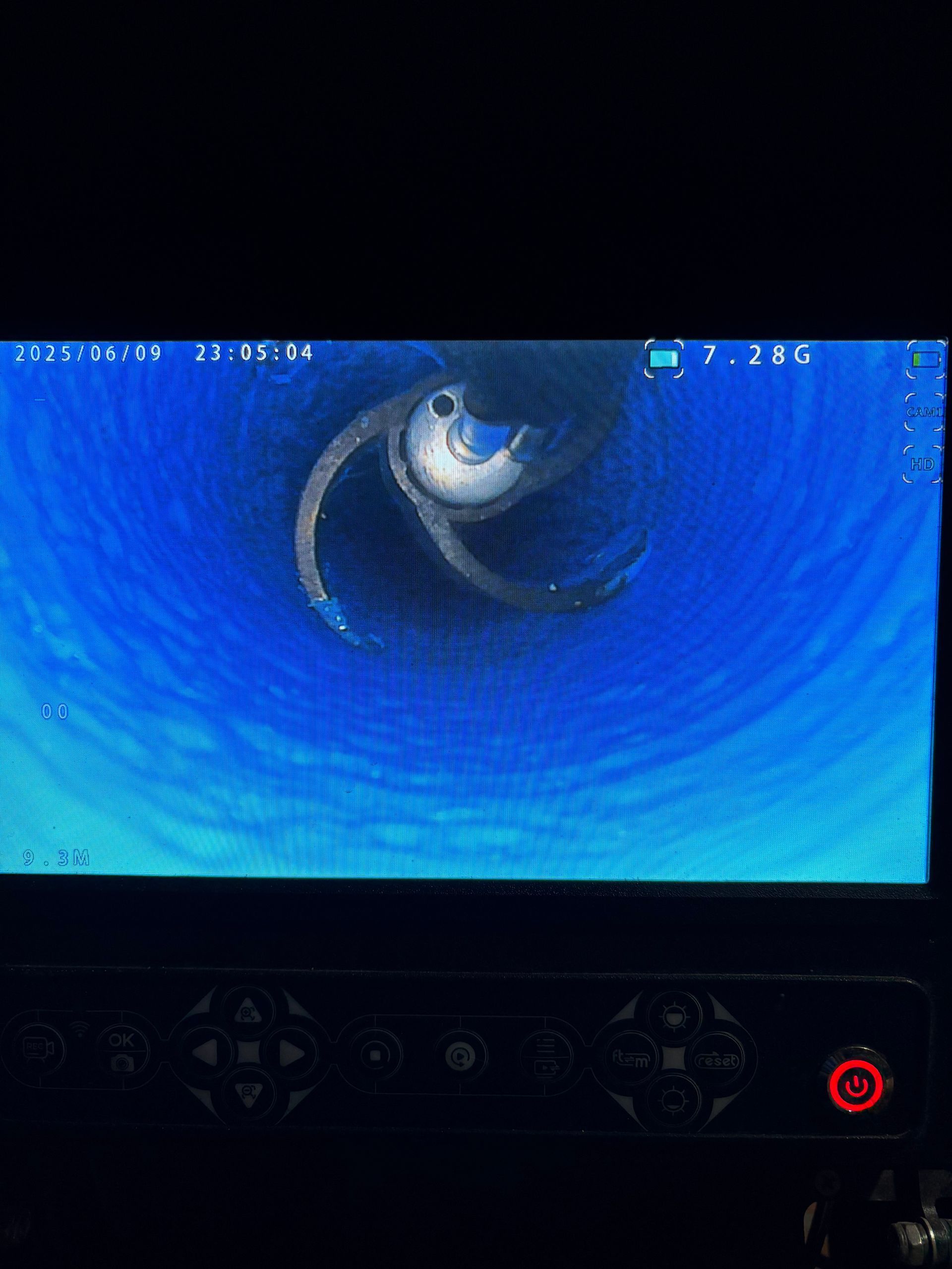 Eau bleue tourbillonnante avec un appareil au centre, probablement un dispositif de surveillance.