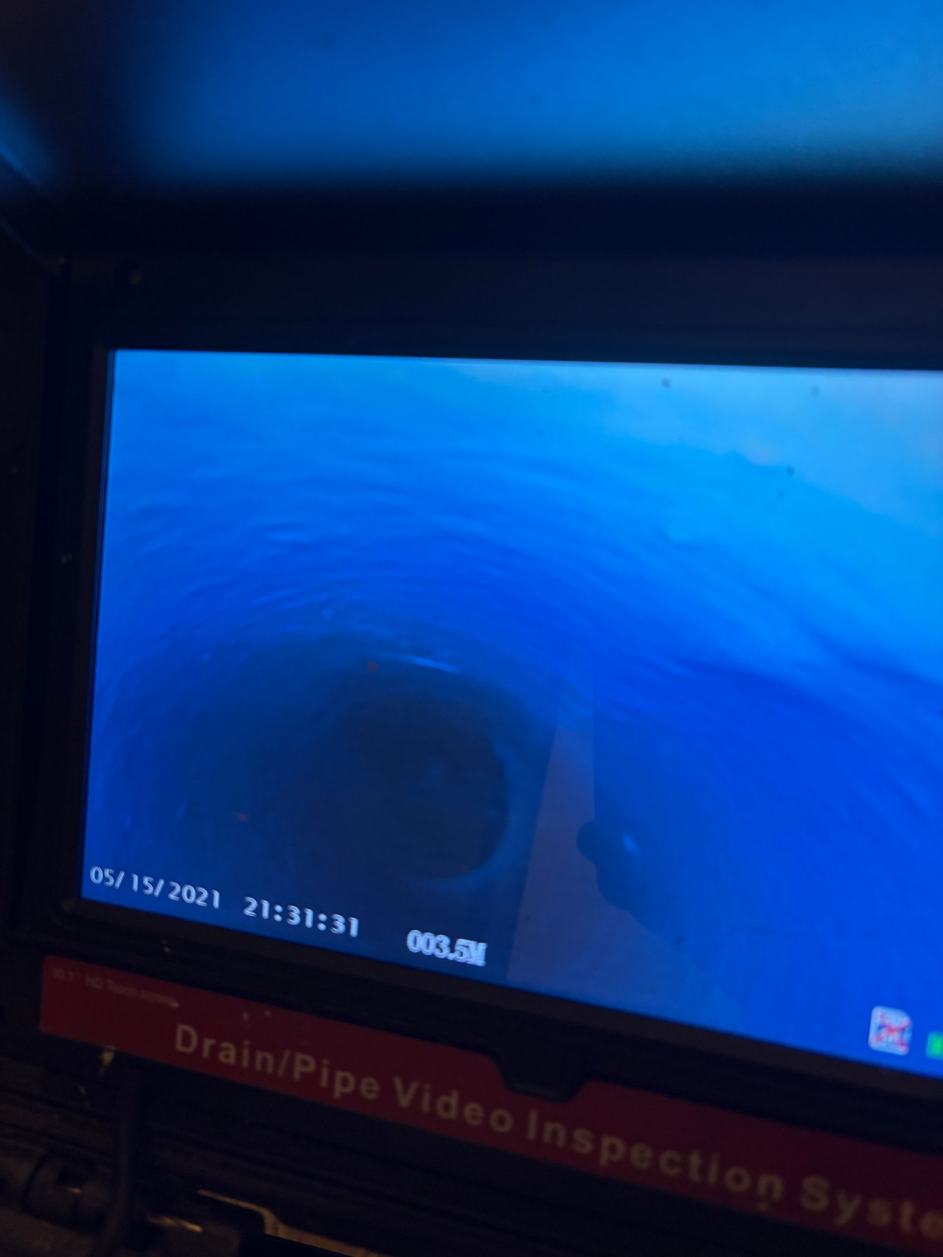 Écran bleu montrant l'intérieur sombre d'un tuyau.