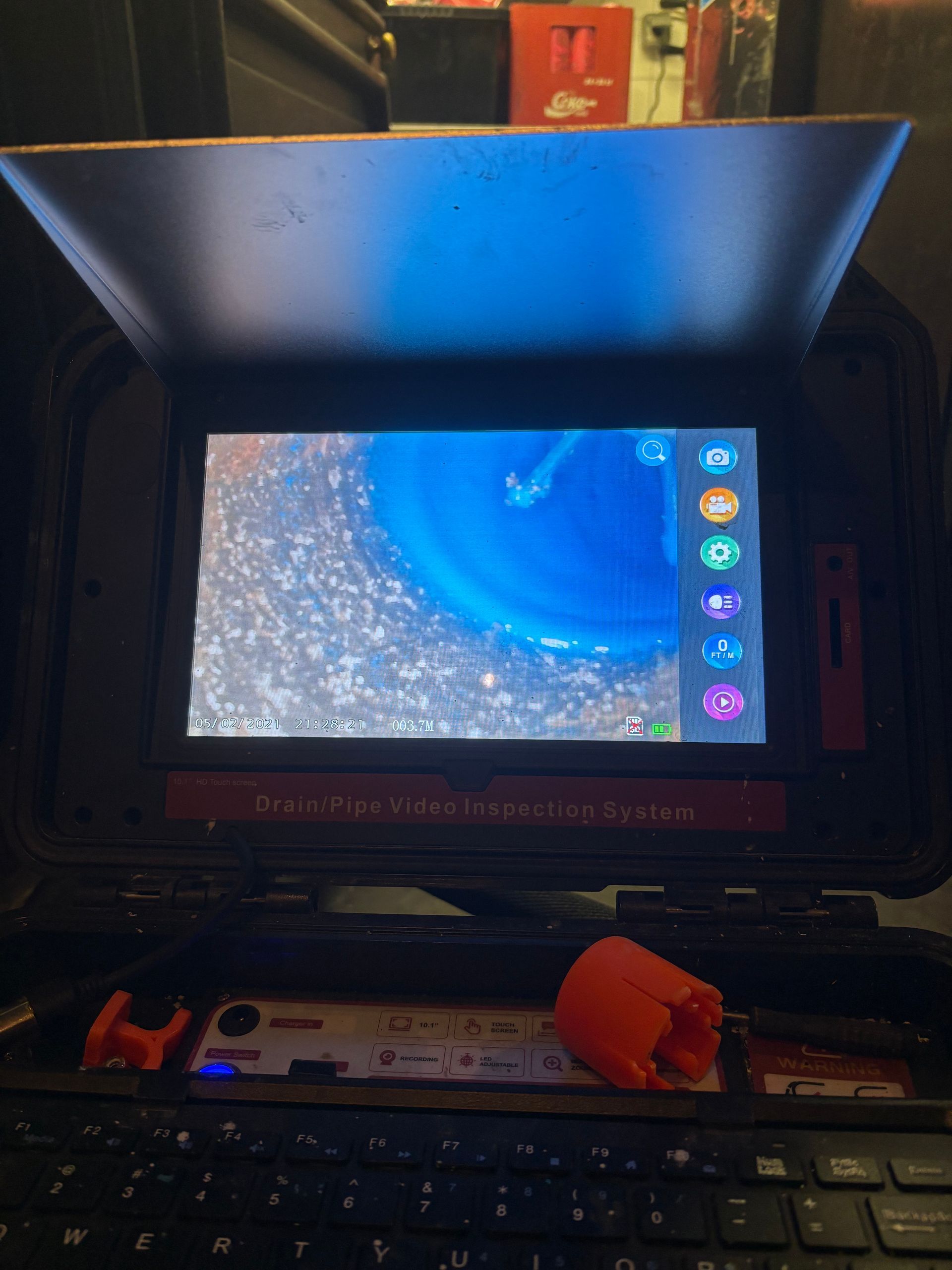 Un écran affiche un cercle bleu contenant des informations. Cet écran se trouve sur un appareil doté d'un clavier.