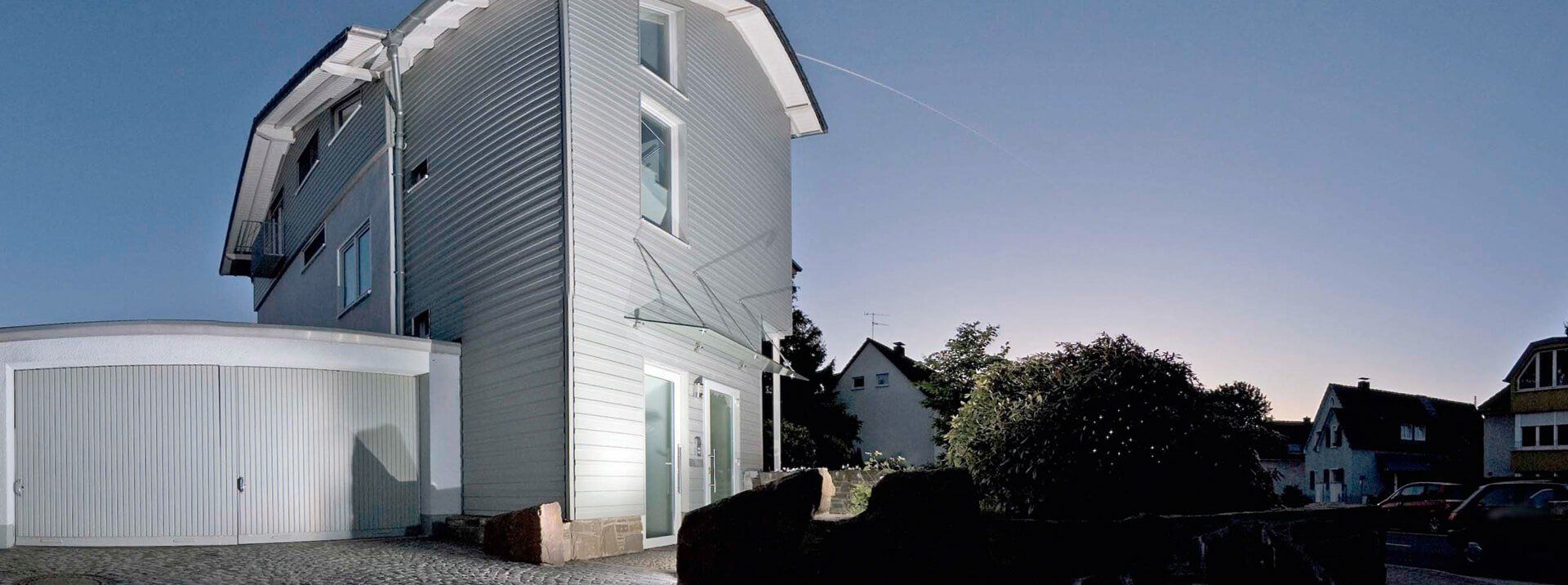 Ein großes weißes Haus mit einer Garage davor