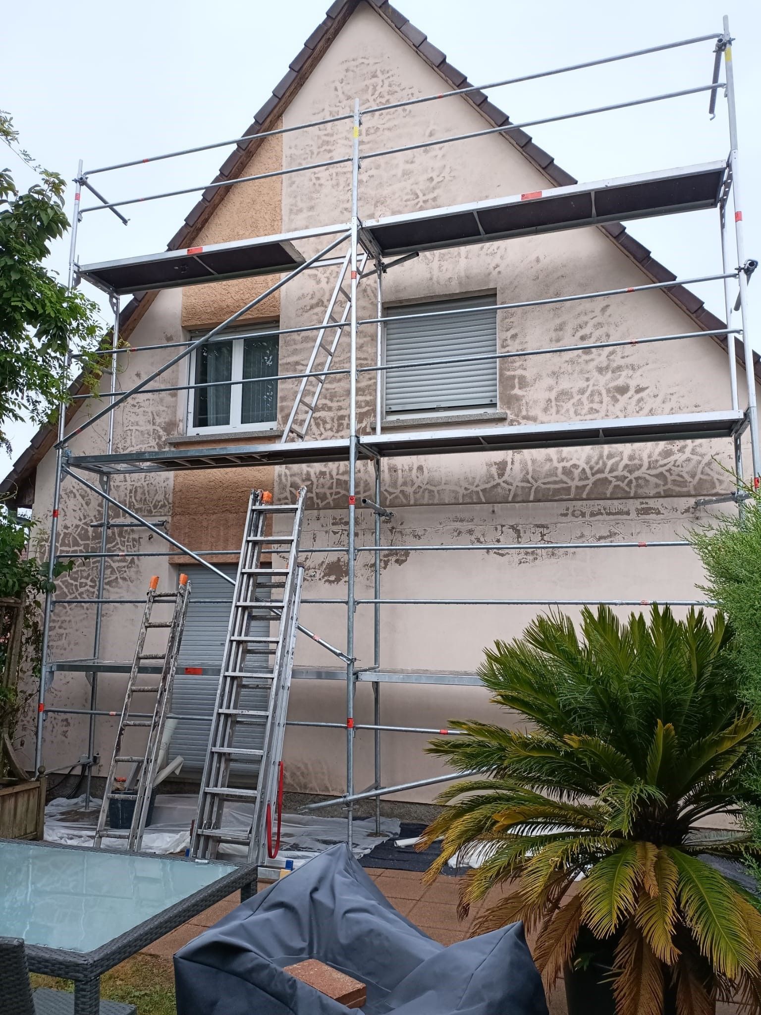 Maison en cours de rénovation de la peinture de façade