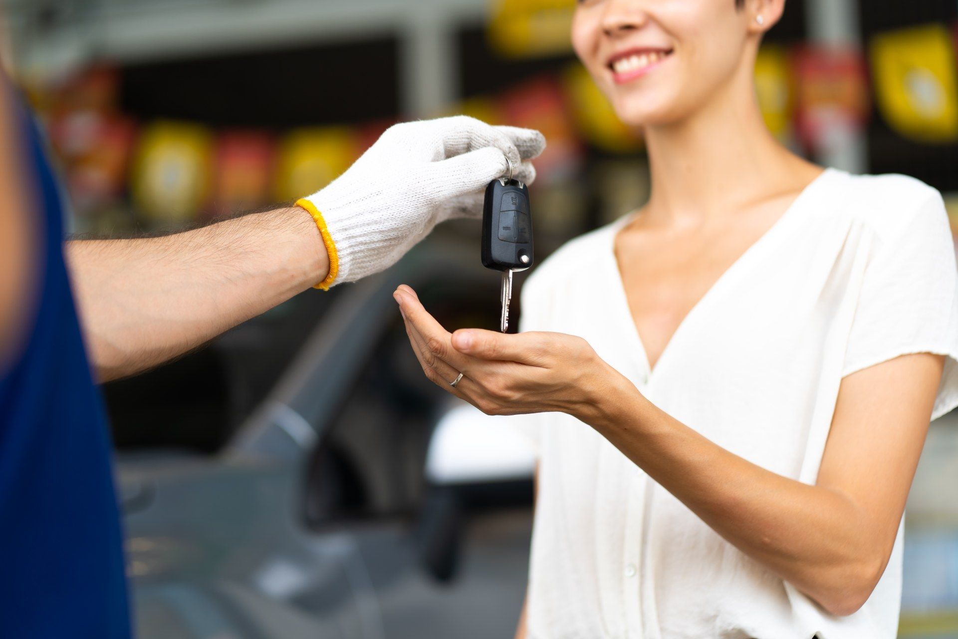 Schlüsselübergabe eines Autos