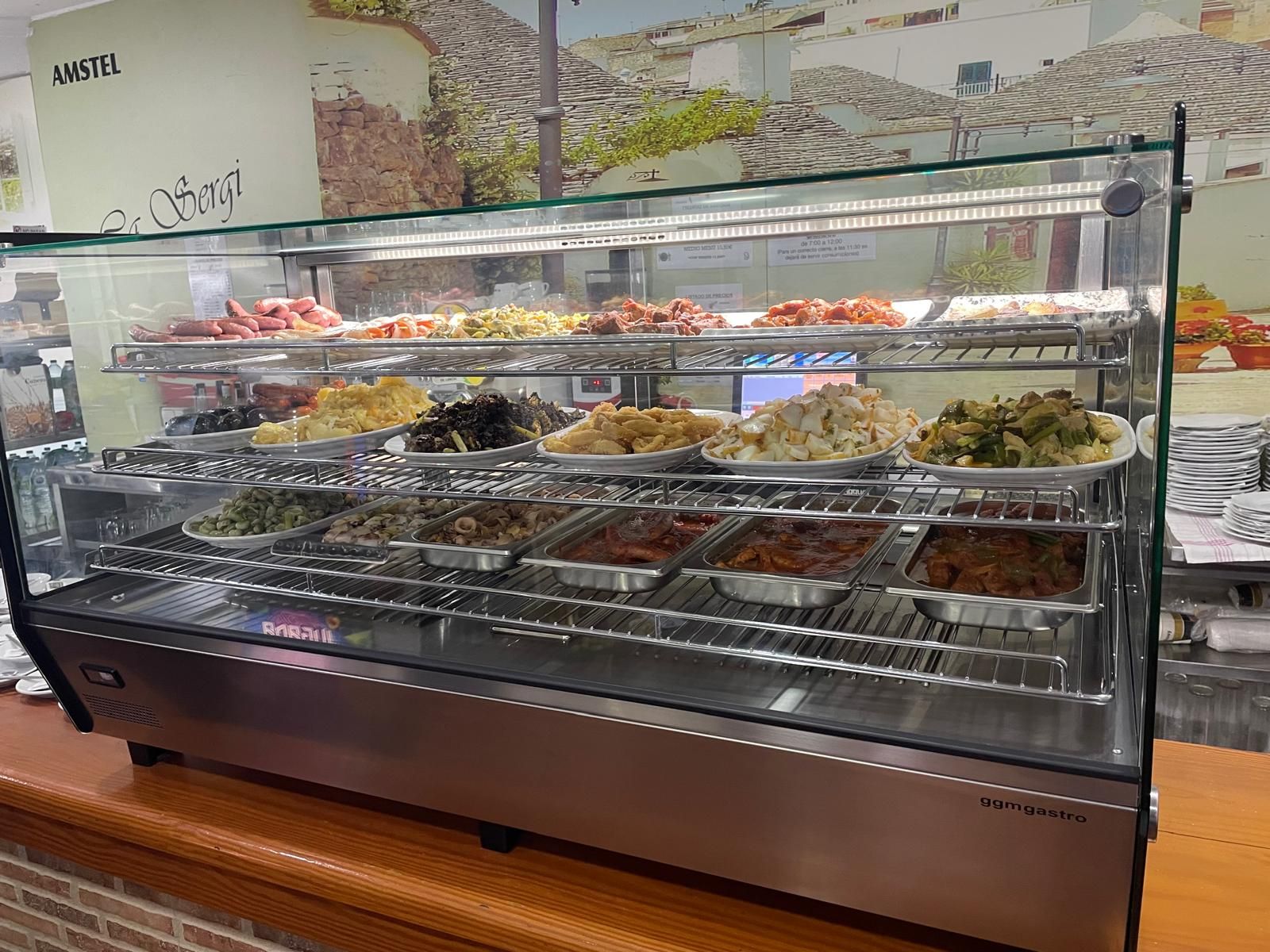 Una vitrina llena de platos de comida en un restaurante.