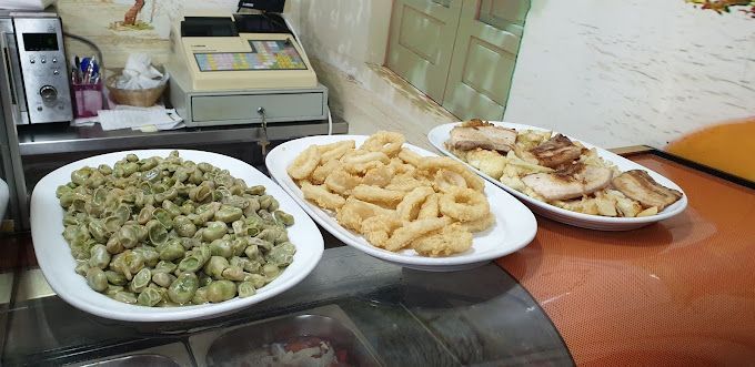 Hay tres platos de comida sobre una mesa.