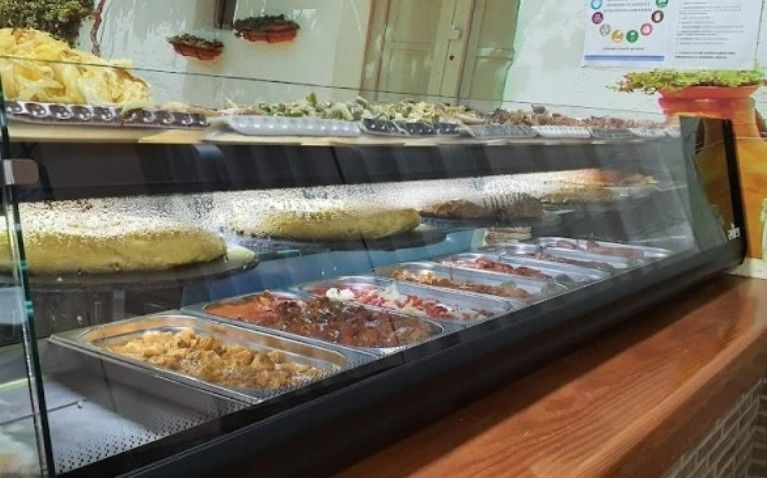 Una vitrina de cristal llena de una variedad de alimentos.