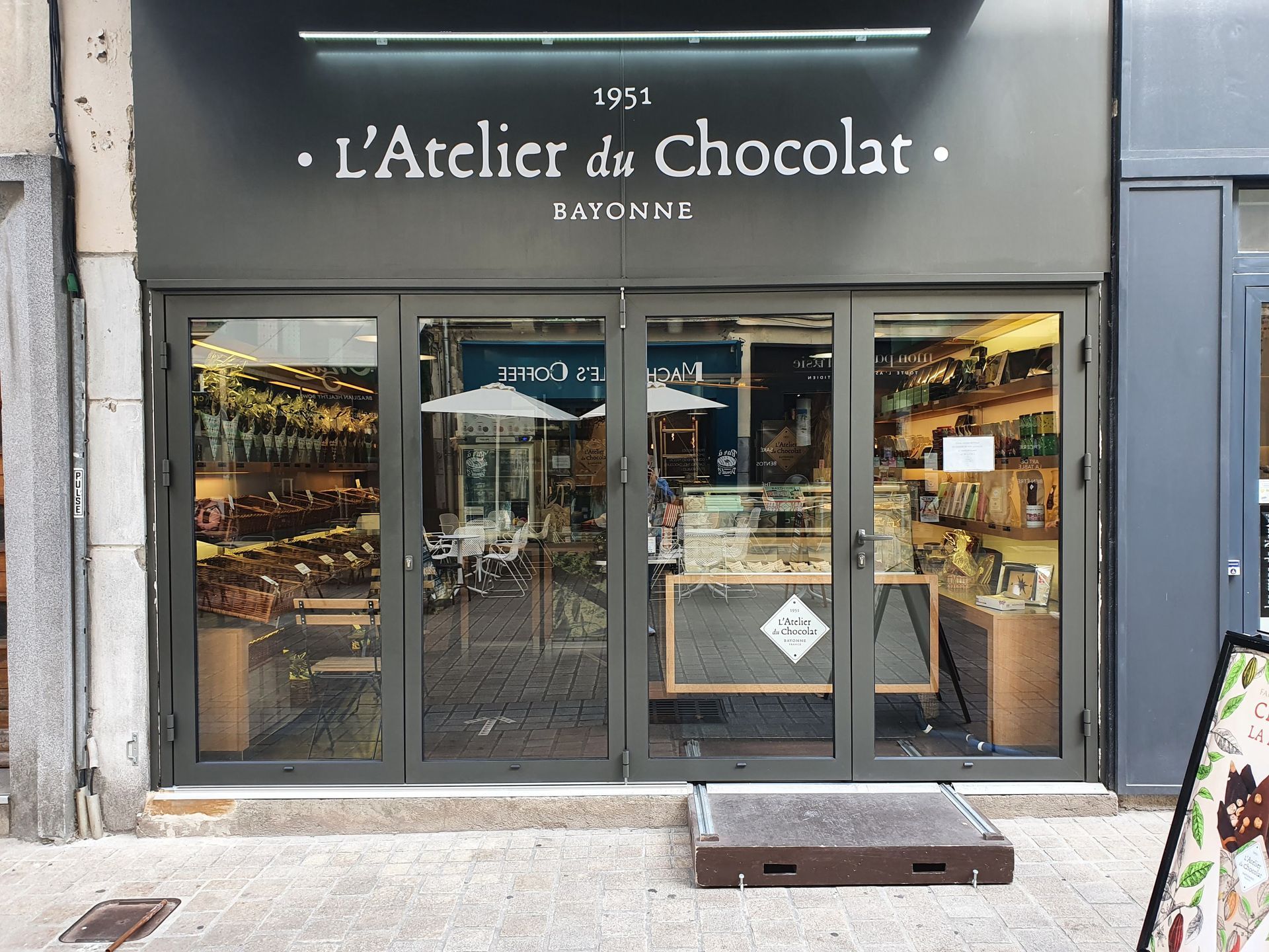 Façade de L'Atelier du chocolat, avec portes vitrées.