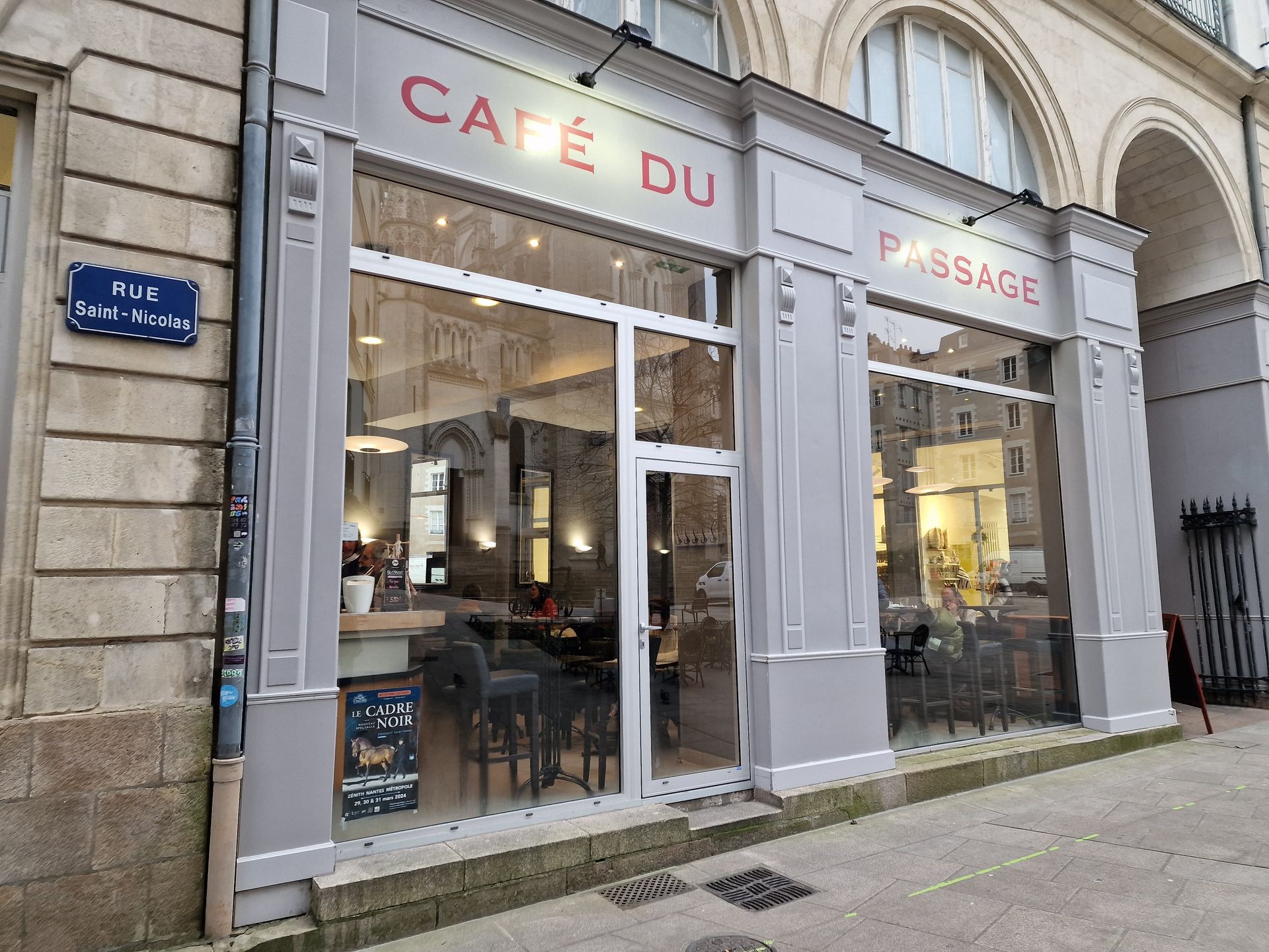 Façade de café avec de grandes fenêtres.