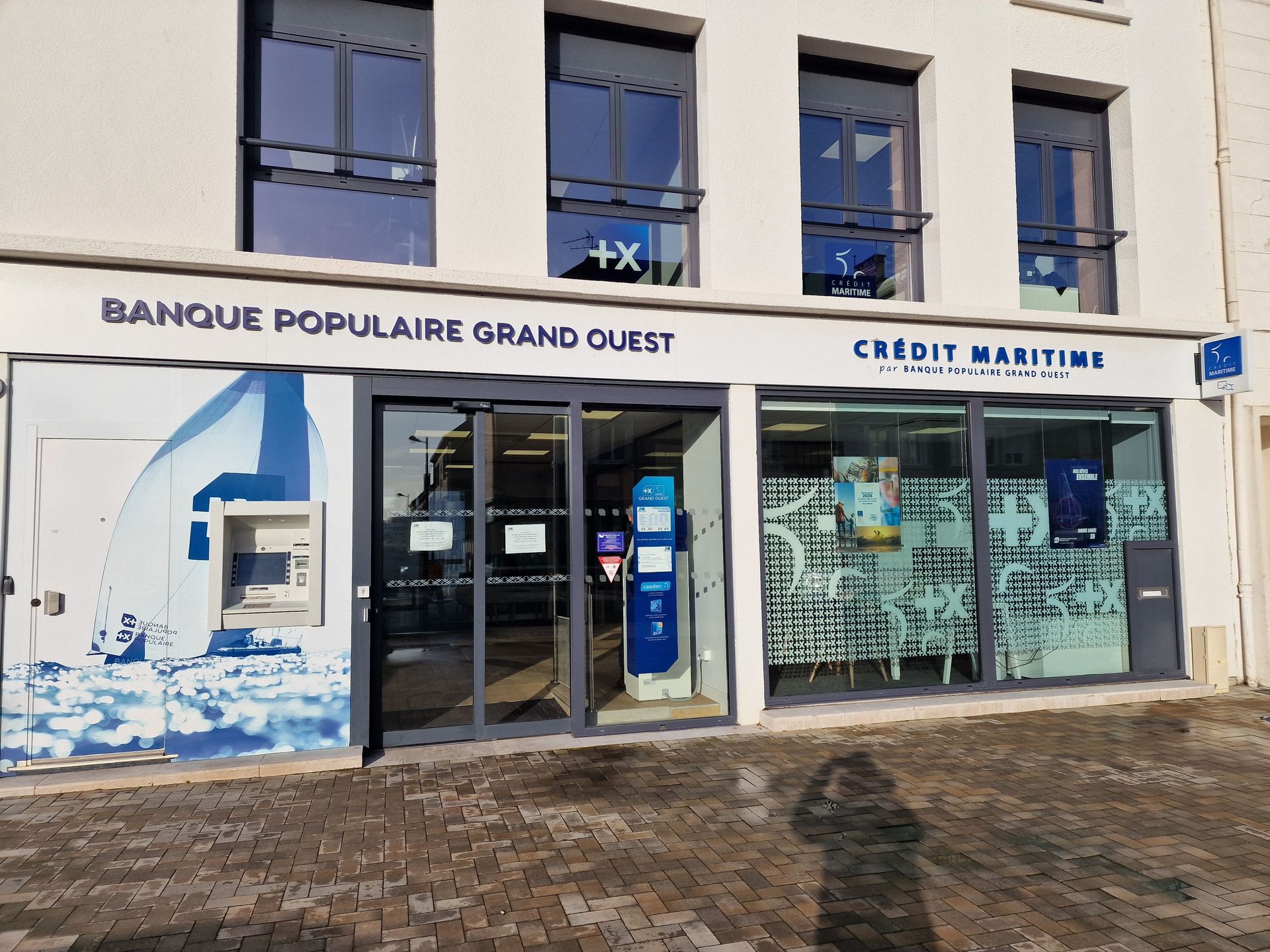 Bâtiment bancaire avec une porte automatique.