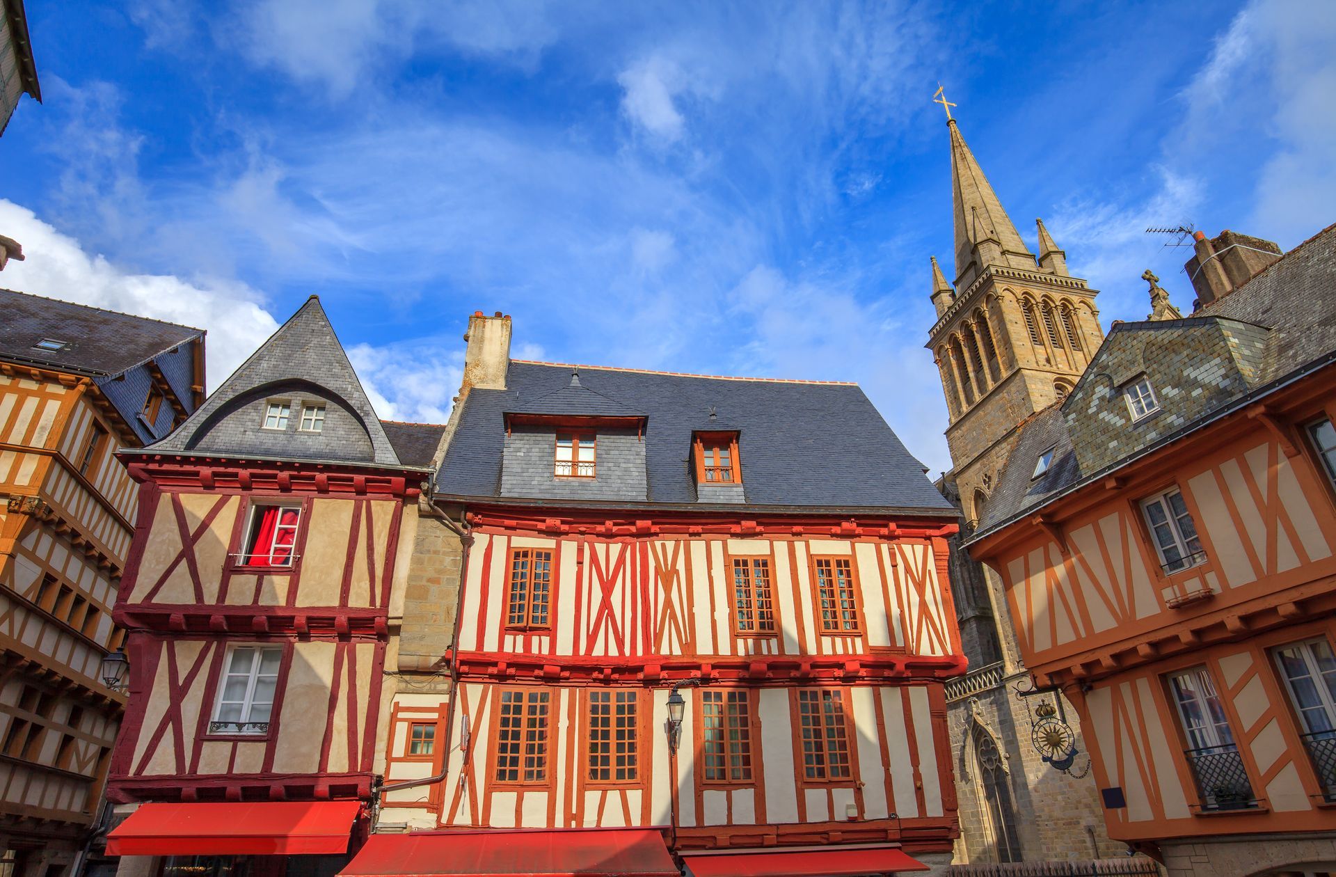 Des bâtiments à colombages avec un clocher d'église.