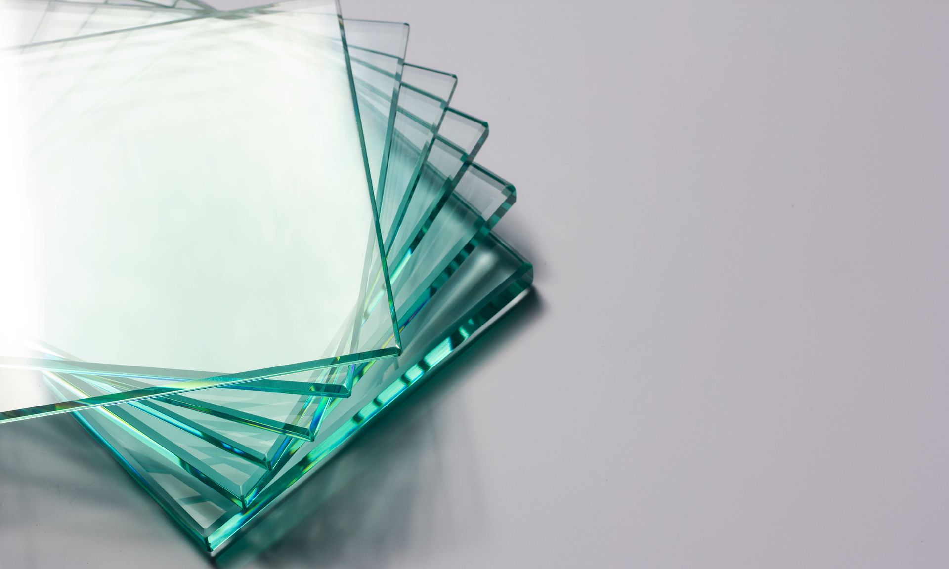 Empilement de carrés de verre transparent.