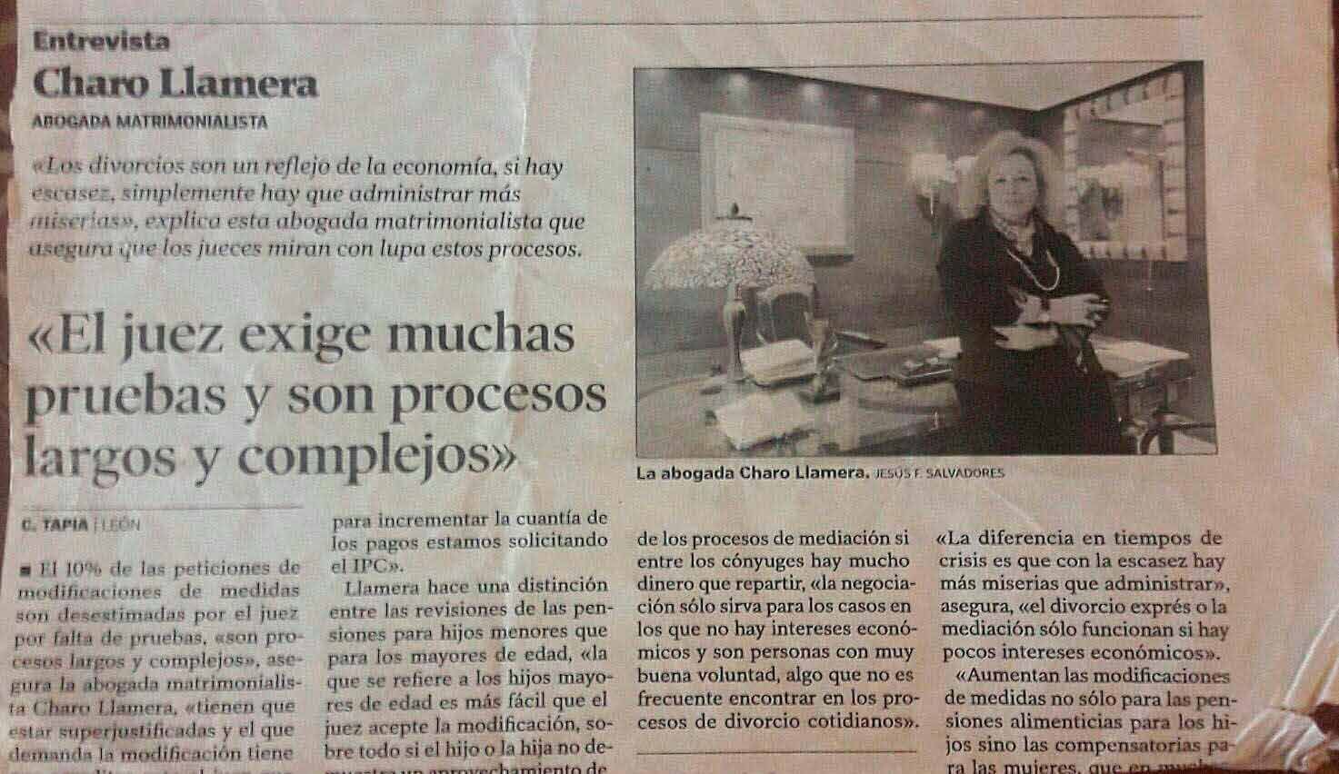 Un artículo de periódico sobre una mujer sentada en un escritorio.