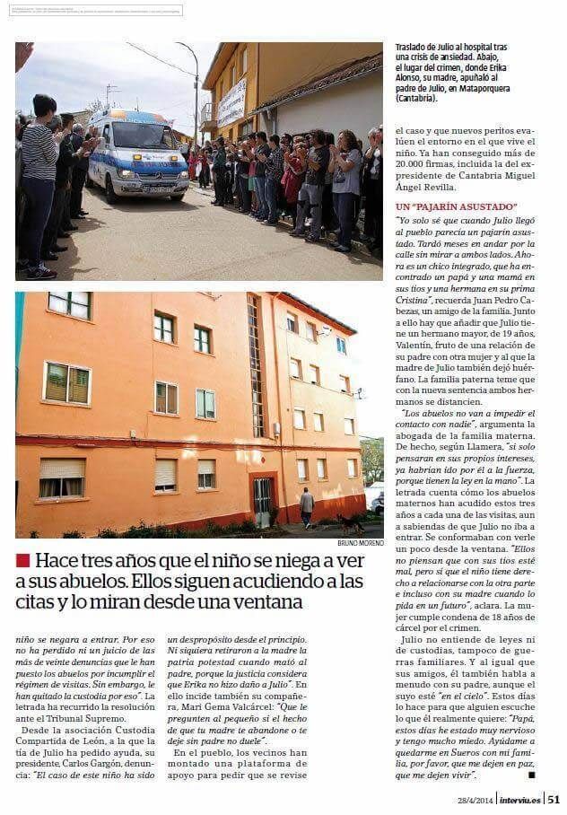 Un grupo de personas está de pie frente a un gran edificio naranja.