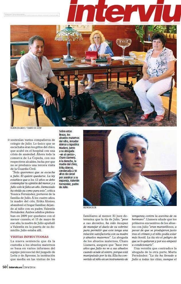 Un hombre y una mujer están sentados en una mesa en una entrevista.