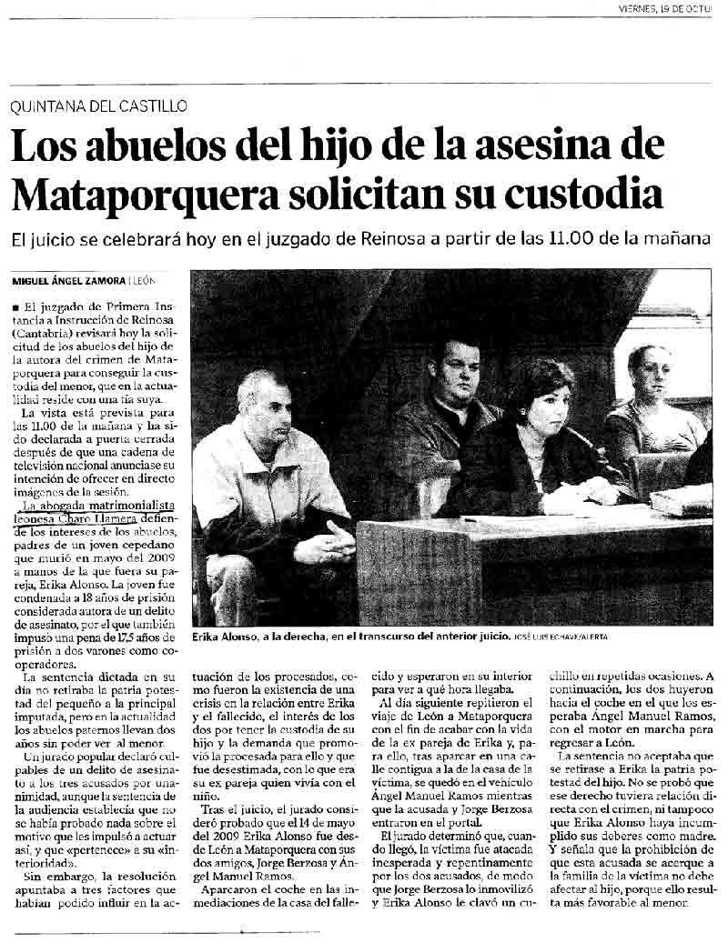 Una fotografía en blanco y negro de un grupo de personas sentadas en una mesa.