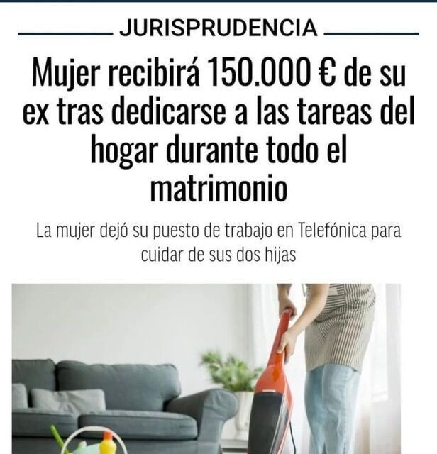 Una mujer está limpiando una sala de estar en español.