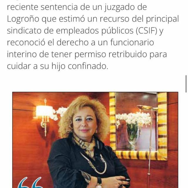 Una mujer con cabello rizado está parada frente a un espejo.