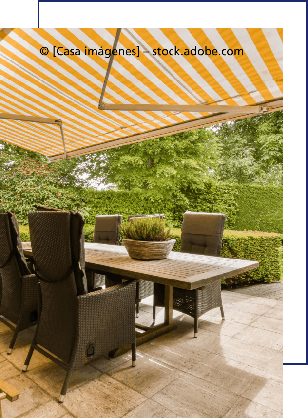 Weiß-gelber Sonnenschutz über Terasse