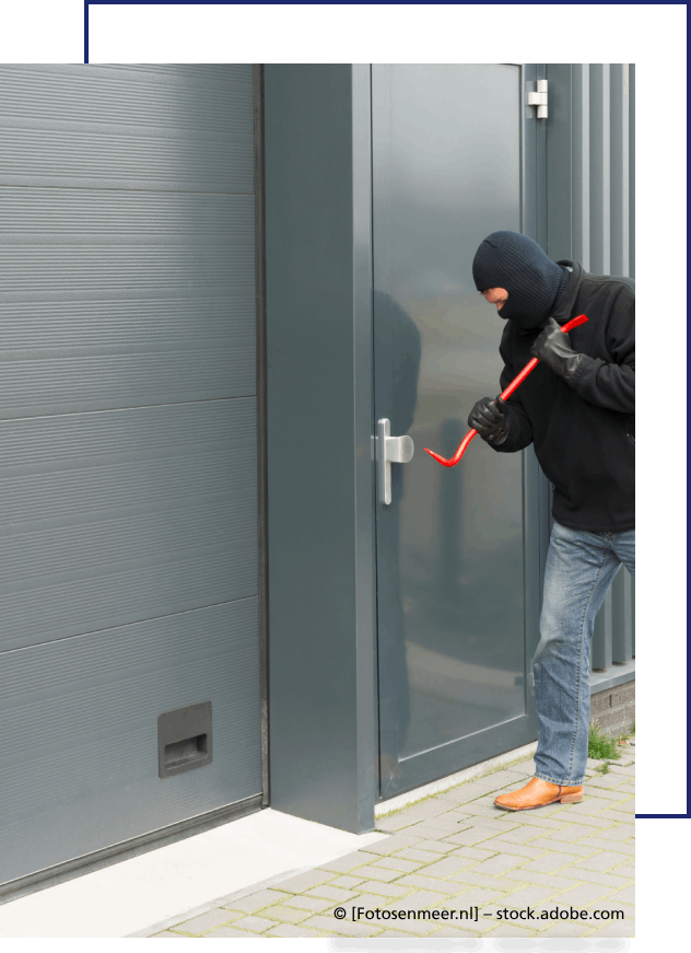 Mann versucht eine Tür aufzubrechen
