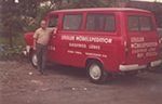 Spedition S. Lübke GmbH Person steht vor einem roten Umzugswagen 1995