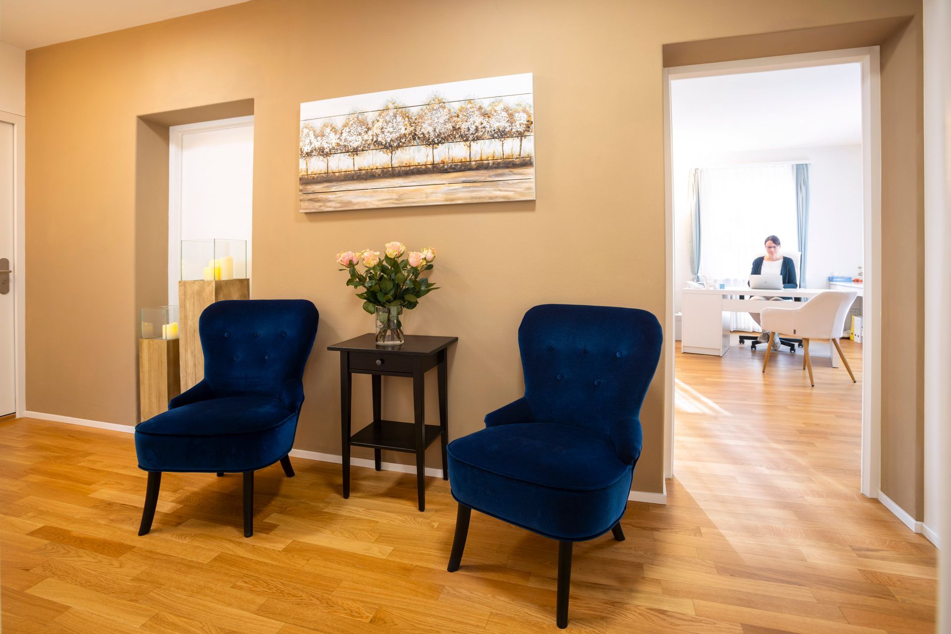 Ein Mann erhält eine Schulterbehandlung von einer anderen Person, die ein Gerät hält.