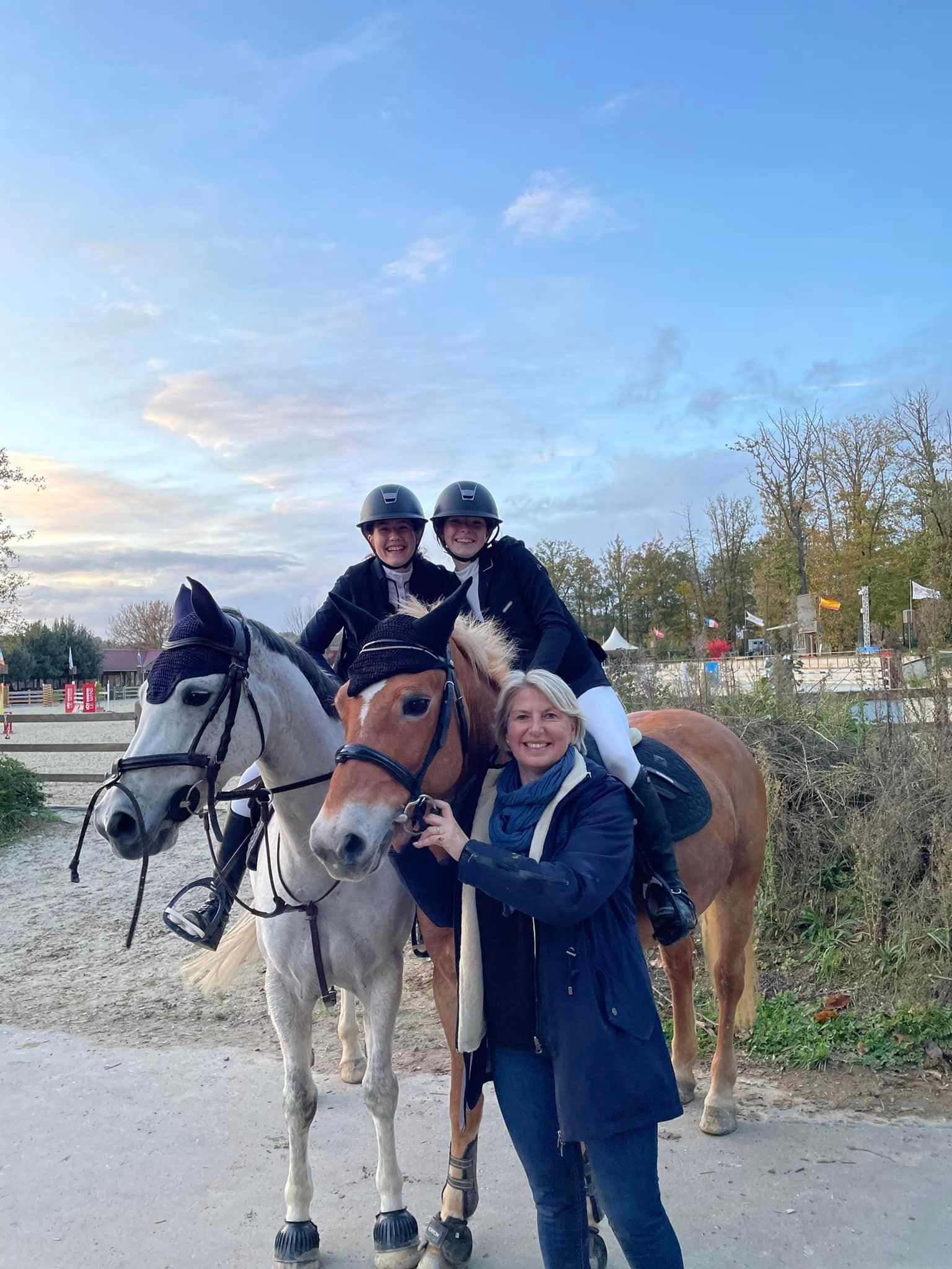 Deux cavalières à cheval avec leur monitrice