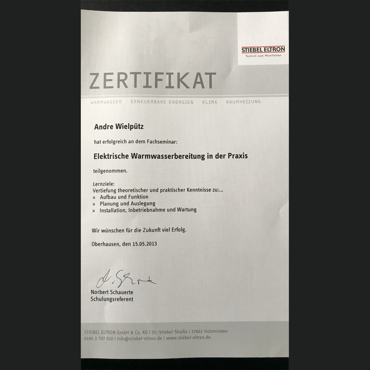 Ein Stück Papier mit dem Wort Zertifikat darauf