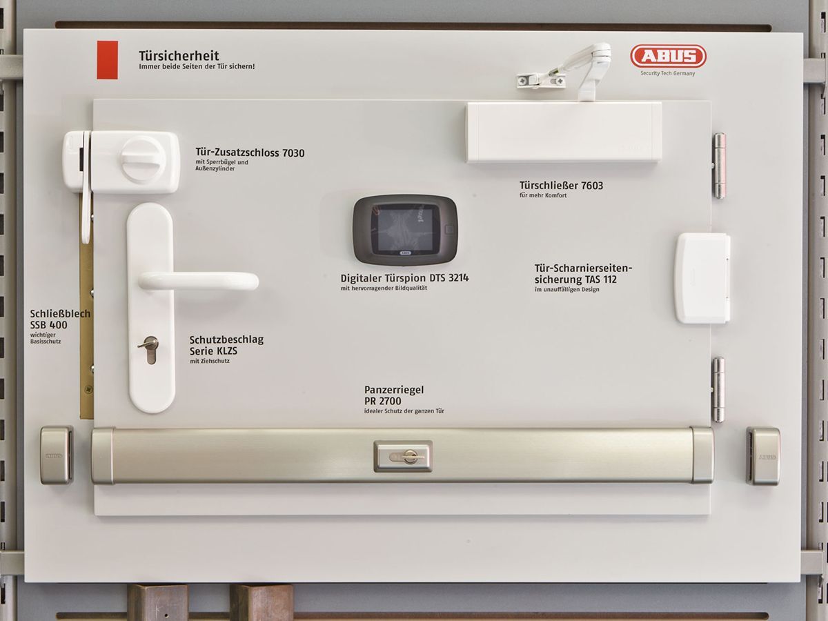 Eine Anzeige verschiedener Arten von Türschlössern mit dem Markennamen Abus