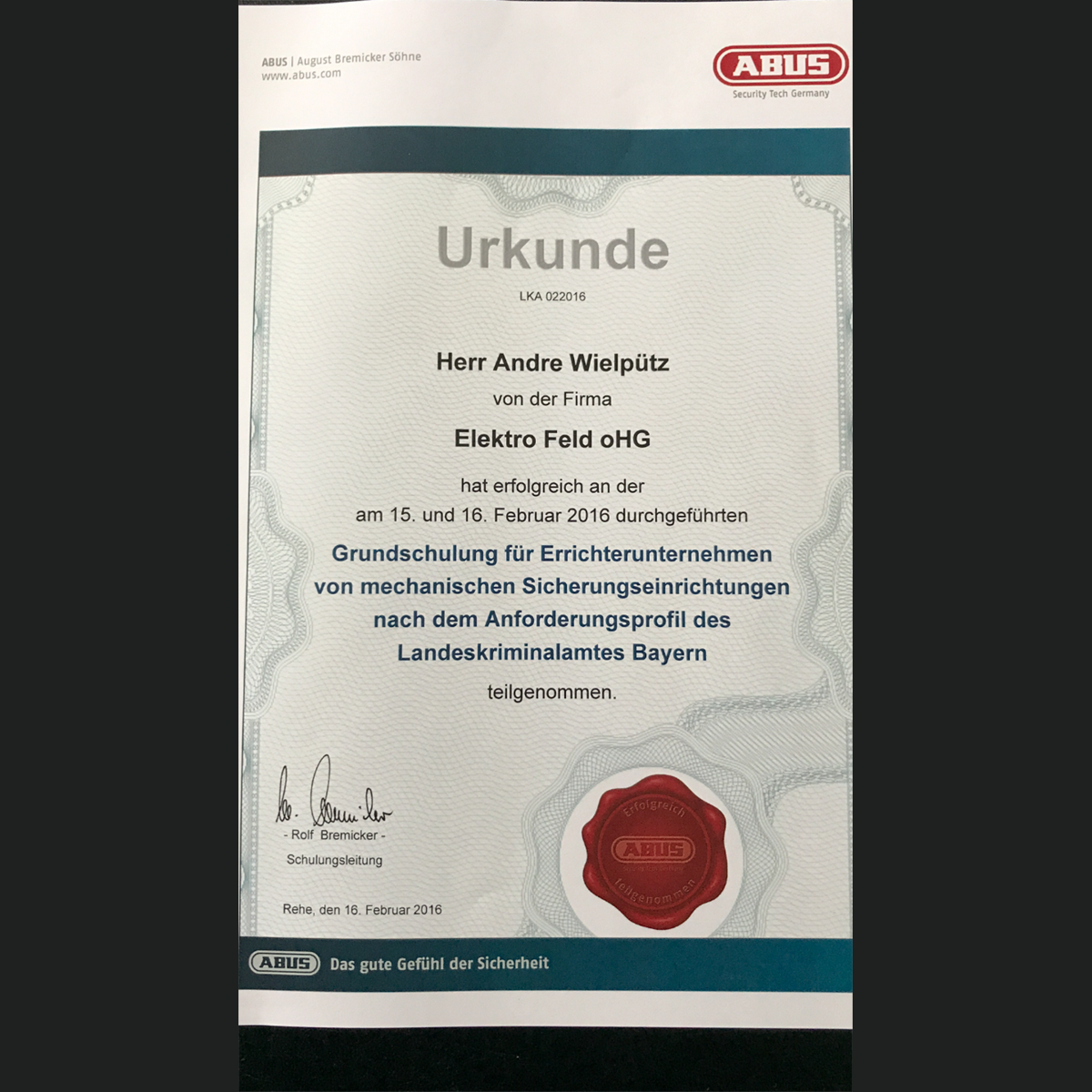 Ein Zertifikat mit der Aufschrift „Urkunde“