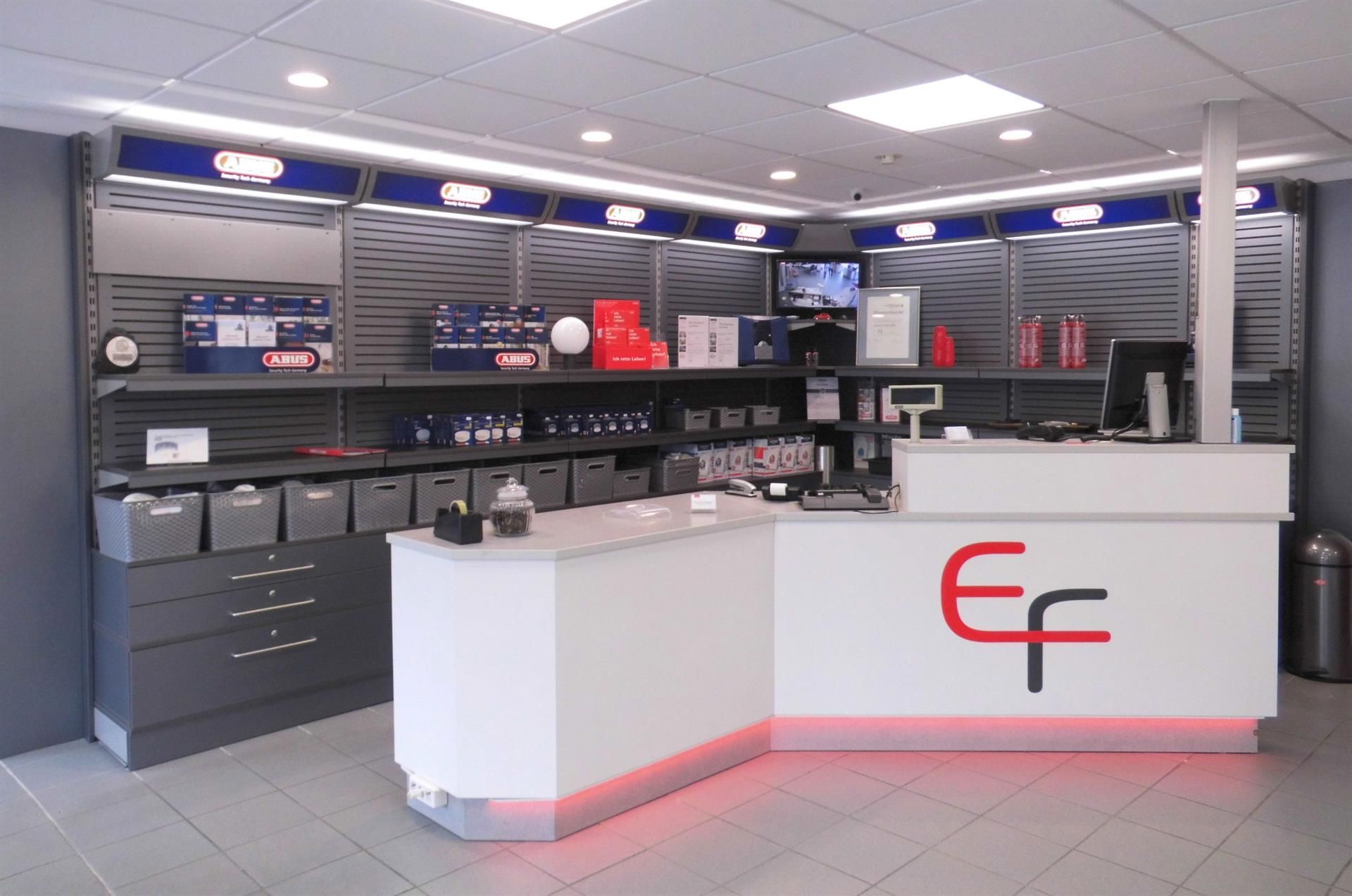 Elektro Feld in Sankt Augustin Eine Theke in einem Geschäft mit dem Buchstaben e darauf